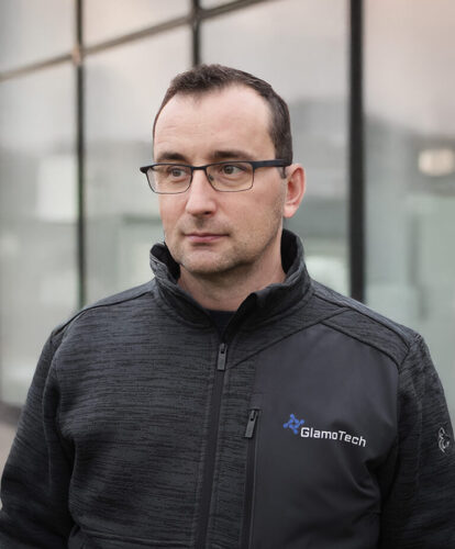 Konateľ firmy GlamoTech pán Modranský
