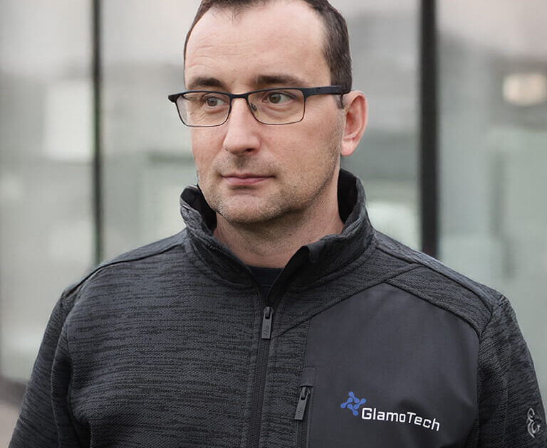 Konateľ firmy GlamoTech pán Modranský